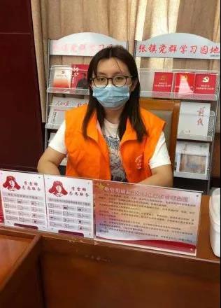 新时代文明实践所内的雷锋志愿岗，免费向群众提供相关政策宣传、解答服务。.jpg