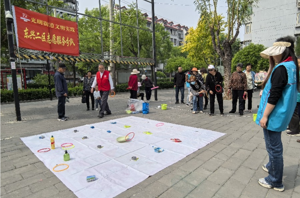 光明街道东兴二区新时代文明实践站开展“爱在母亲节 运动展风采”母亲节趣味运动会活动